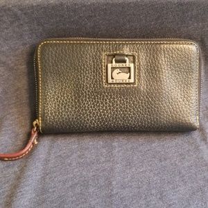 Dooney & Bourke Ladies Wallet/ Clutch